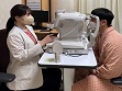 시력 검사를 해주는 간호사